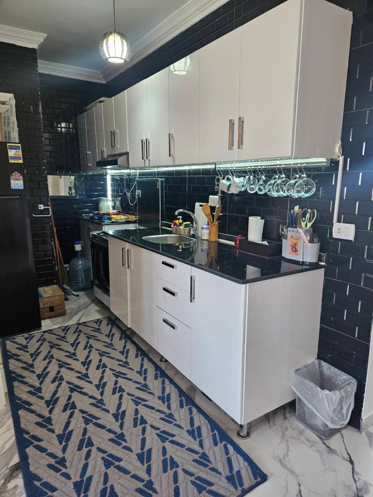 Two Bedroom At Sunny Lakes Apartment *